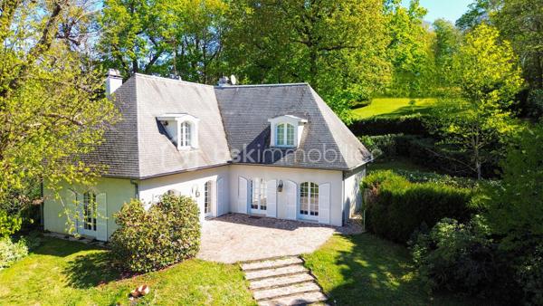 Maison familiale (175 m² env.) 4 / 5 ch av 2 terrasses fleuries de camélia ds un environnement boisé. Ce bien immobilier possède de sérieux atouts : vastes espaces, volumes et hauteur ss plafond, sols de qualité parquet versaillais, toiture ardoises, baignoire balnéo, chaudière à condensation, cheminée ouverte pour un moment de convivialité et de confort garanti. Il se compose : d'une entrée av dégagement, double séjour / salon (37 m² env) av cheminée ancienne, cuisine (14 m²) équipée italienne Bologne aménagée av plan et ilot en pierre de marbre, salle à manger, un toilette ind. + lave-mains, une suite parentale av salle de bains balnéo et douche.

A l'étage, sol en chêne massif, 3 chambres dont une av sol en frêne, dressing et lingerie (esp. bureau ou ch d'appoint), wc ind, salle de bains et douche refaite à neuf. Sous-sol compartimenté carrelé (100 m²), espace buanderie, atelier, double garage, espace rangement, cave à vins.

Les + : jardin harmonieux clos et engazonnée / parcelle de 1.886 m2 comprenant abri de jardin, aire d'accueil et de stationnement indépendante, chatière sur porte, tracteur tondeuse, adoucisseur. Accès au garage privatif.
Les ++ : possibilité d'extension, agrandissement, piscinable ou de réaliser une division de la maison et création de 2 lots parcellaires !
Les +++ : double accès / entrée portail et garage
Les ++++ : possibilité de faire une division !

Ce bien immobilier est à proximité du centre village dynamique (commerces et services, artisans etc.) à Jouars-Pontchartrain et également des centres commerciaux localisés à Maurepas Pariwest, Grand Plaisir et Parly 2, proche Versailles et Paris via la N12 ou la gare ligne N Paris-Montparnasse (35mn).

Rare, cette qualité ravira des personnalités, chefs d'entreprise désireux de préserver leur intimité au sein d'une belle demeure sans vis-à-vis. 

A votre dispo pour vous conseiller et vous accompagner dans l'élaboration de votre projet de vie !
Willy BOYÉ - 07 87 37 75 87

Action !