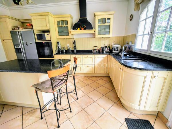 Maison familiale (175 m² env.) 4 / 5 ch av 2 terrasses fleuries de camélia ds un environnement boisé. Ce bien immobilier possède de sérieux atouts : vastes espaces, volumes et hauteur ss plafond, sols de qualité parquet versaillais, toiture ardoises, baignoire balnéo, chaudière à condensation, cheminée ouverte pour un moment de convivialité et de confort garanti. Il se compose : d'une entrée av dégagement, double séjour / salon (37 m² env) av cheminée ancienne, cuisine (14 m²) équipée italienne Bologne aménagée av plan et ilot en pierre de marbre, salle à manger, un toilette ind. + lave-mains, une suite parentale av salle de bains balnéo et douche.

A l'étage, sol en chêne massif, 3 chambres dont une av sol en frêne, dressing et lingerie (esp. bureau ou ch d'appoint), wc ind, salle de bains et douche refaite à neuf. Sous-sol compartimenté carrelé (100 m²), espace buanderie, atelier, double garage, espace rangement, cave à vins.

Les + : jardin harmonieux clos et engazonnée / parcelle de 1.886 m2 comprenant abri de jardin, aire d'accueil et de stationnement indépendante, chatière sur porte, tracteur tondeuse, adoucisseur. Accès au garage privatif.
Les ++ : possibilité d'extension, agrandissement, piscinable ou de réaliser une division de la maison et création de 2 lots parcellaires !
Les +++ : double accès / entrée portail et garage
Les ++++ : possibilité de faire une division !

Ce bien immobilier est à proximité du centre village dynamique (commerces et services, artisans etc.) à Jouars-Pontchartrain et également des centres commerciaux localisés à Maurepas Pariwest, Grand Plaisir et Parly 2, proche Versailles et Paris via la N12 ou la gare ligne N Paris-Montparnasse (35mn).

Rare, cette qualité ravira des personnalités, chefs d'entreprise désireux de préserver leur intimité au sein d'une belle demeure sans vis-à-vis. 

A votre dispo pour vous conseiller et vous accompagner dans l'élaboration de votre projet de vie !
Willy BOYÉ - 07 87 37 75 87

Action !