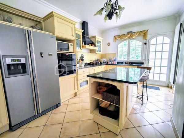 Maison familiale (175 m² env.) 4 / 5 ch av 2 terrasses fleuries de camélia ds un environnement boisé. Ce bien immobilier possède de sérieux atouts : vastes espaces, volumes et hauteur ss plafond, sols de qualité parquet versaillais, toiture ardoises, baignoire balnéo, chaudière à condensation, cheminée ouverte pour un moment de convivialité et de confort garanti. Il se compose : d'une entrée av dégagement, double séjour / salon (37 m² env) av cheminée ancienne, cuisine (14 m²) équipée italienne Bologne aménagée av plan et ilot en pierre de marbre, salle à manger, un toilette ind. + lave-mains, une suite parentale av salle de bains balnéo et douche.

A l'étage, sol en chêne massif, 3 chambres dont une av sol en frêne, dressing et lingerie (esp. bureau ou ch d'appoint), wc ind, salle de bains et douche refaite à neuf. Sous-sol compartimenté carrelé (100 m²), espace buanderie, atelier, double garage, espace rangement, cave à vins.

Les + : jardin harmonieux clos et engazonnée / parcelle de 1.886 m2 comprenant abri de jardin, aire d'accueil et de stationnement indépendante, chatière sur porte, tracteur tondeuse, adoucisseur. Accès au garage privatif.
Les ++ : possibilité d'extension, agrandissement, piscinable ou de réaliser une division de la maison et création de 2 lots parcellaires !
Les +++ : double accès / entrée portail et garage
Les ++++ : possibilité de faire une division !

Ce bien immobilier est à proximité du centre village dynamique (commerces et services, artisans etc.) à Jouars-Pontchartrain et également des centres commerciaux localisés à Maurepas Pariwest, Grand Plaisir et Parly 2, proche Versailles et Paris via la N12 ou la gare ligne N Paris-Montparnasse (35mn).

Rare, cette qualité ravira des personnalités, chefs d'entreprise désireux de préserver leur intimité au sein d'une belle demeure sans vis-à-vis. 

A votre dispo pour vous conseiller et vous accompagner dans l'élaboration de votre projet de vie !
Willy BOYÉ - 07 87 37 75 87

Action !