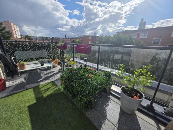 Charmant trois pièces duplex en dernier étage avec terrasse et parking à Noisy-le-Sec.
​Découvrez cet appartement lumineux et en parfait état, situé dans une résidence récente de 2017 dans le quartier recherché de l'Angevin, à deux pas de la mairie et des commerces.
​Au premier niveau, vous trouverez une entrée, un vaste séjour avec cuisine ouverte donnant sur un balcon, une chambre, une salle de bain moderne et des WC. L'étage dessert quant à lui un palier et une grande chambre qui s'ouvre sur une magnifique terrasse sans vis-à-vis d'environ neuf mètres carrés.
​Idéal pour la vie de famille, ce bien bénéficie d'une proximité immédiate avec le RER E, le tramway T1 et plusieurs lignes de bus.
​Pour compléter le tout, une place de parking est rattachée à l'appartement.
Copro de 38 lots - 
DPE / C 90 -  C / 17
charges Copro 1 600 € - Annuel 
Taxe Foncière : 1 900 €
Une visite S'impose.
Contacter moi.