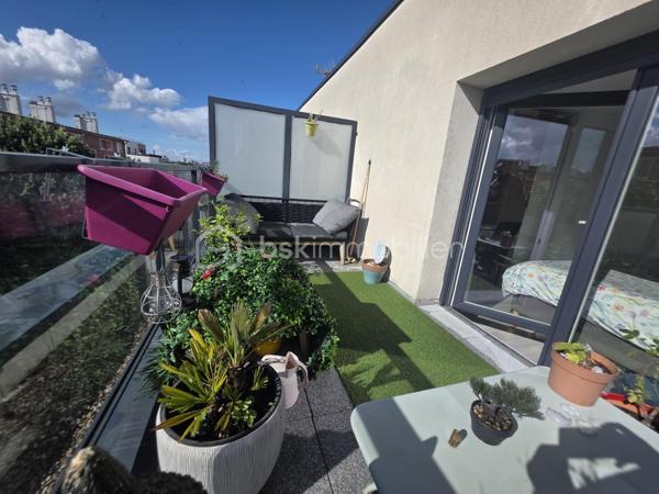 Charmant trois pièces duplex en dernier étage avec terrasse et parking à Noisy-le-Sec.
​Découvrez cet appartement lumineux et en parfait état, situé dans une résidence récente de 2017 dans le quartier recherché de l'Angevin, à deux pas de la mairie et des commerces.
​Au premier niveau, vous trouverez une entrée, un vaste séjour avec cuisine ouverte donnant sur un balcon, une chambre, une salle de bain moderne et des WC. L'étage dessert quant à lui un palier et une grande chambre qui s'ouvre sur une magnifique terrasse sans vis-à-vis d'environ neuf mètres carrés.
​Idéal pour la vie de famille, ce bien bénéficie d'une proximité immédiate avec le RER E, le tramway T1 et plusieurs lignes de bus.
​Pour compléter le tout, une place de parking est rattachée à l'appartement.
Copro de 38 lots - 
DPE / C 90 -  C / 17
charges Copro 1 600 € - Annuel 
Taxe Foncière : 1 900 €
Une visite S'impose.
Contacter moi.