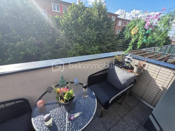 Charmant trois pièces duplex en dernier étage avec terrasse et parking à Noisy-le-Sec.
​Découvrez cet appartement lumineux et en parfait état, situé dans une résidence récente de 2017 dans le quartier recherché de l'Angevin, à deux pas de la mairie et des commerces.
​Au premier niveau, vous trouverez une entrée, un vaste séjour avec cuisine ouverte donnant sur un balcon, une chambre, une salle de bain moderne et des WC. L'étage dessert quant à lui un palier et une grande chambre qui s'ouvre sur une magnifique terrasse sans vis-à-vis d'environ neuf mètres carrés.
​Idéal pour la vie de famille, ce bien bénéficie d'une proximité immédiate avec le RER E, le tramway T1 et plusieurs lignes de bus.
​Pour compléter le tout, une place de parking est rattachée à l'appartement.
Copro de 38 lots - 
DPE / C 90 -  C / 17
charges Copro 1 600 € - Annuel 
Taxe Foncière : 1 900 €
Une visite S'impose.
Contacter moi.