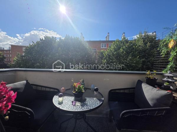 Charmant trois pièces duplex en dernier étage avec terrasse et parking à Noisy-le-Sec.
​Découvrez cet appartement lumineux et en parfait état, situé dans une résidence récente de 2017 dans le quartier recherché de l'Angevin, à deux pas de la mairie et des commerces.
​Au premier niveau, vous trouverez une entrée, un vaste séjour avec cuisine ouverte donnant sur un balcon, une chambre, une salle de bain moderne et des WC. L'étage dessert quant à lui un palier et une grande chambre qui s'ouvre sur une magnifique terrasse sans vis-à-vis d'environ neuf mètres carrés.
​Idéal pour la vie de famille, ce bien bénéficie d'une proximité immédiate avec le RER E, le tramway T1 et plusieurs lignes de bus.
​Pour compléter le tout, une place de parking est rattachée à l'appartement.
Copro de 38 lots - 
DPE / C 90 -  C / 17
charges Copro 1 600 € - Annuel 
Taxe Foncière : 1 900 €
Une visite S'impose.
Contacter moi.