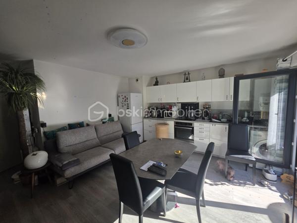 Charmant trois pièces duplex en dernier étage avec terrasse et parking à Noisy-le-Sec.
​Découvrez cet appartement lumineux et en parfait état, situé dans une résidence récente de 2017 dans le quartier recherché de l'Angevin, à deux pas de la mairie et des commerces.
​Au premier niveau, vous trouverez une entrée, un vaste séjour avec cuisine ouverte donnant sur un balcon, une chambre, une salle de bain moderne et des WC. L'étage dessert quant à lui un palier et une grande chambre qui s'ouvre sur une magnifique terrasse sans vis-à-vis d'environ neuf mètres carrés.
​Idéal pour la vie de famille, ce bien bénéficie d'une proximité immédiate avec le RER E, le tramway T1 et plusieurs lignes de bus.
​Pour compléter le tout, une place de parking est rattachée à l'appartement.
Copro de 38 lots - 
DPE / C 90 -  C / 17
charges Copro 1 600 € - Annuel 
Taxe Foncière : 1 900 €
Une visite S'impose.
Contacter moi.