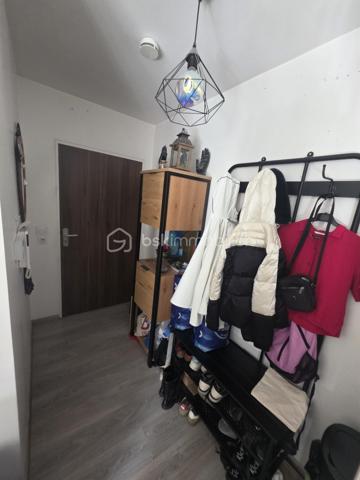 Charmant trois pièces duplex en dernier étage avec terrasse et parking à Noisy-le-Sec.
​Découvrez cet appartement lumineux et en parfait état, situé dans une résidence récente de 2017 dans le quartier recherché de l'Angevin, à deux pas de la mairie et des commerces.
​Au premier niveau, vous trouverez une entrée, un vaste séjour avec cuisine ouverte donnant sur un balcon, une chambre, une salle de bain moderne et des WC. L'étage dessert quant à lui un palier et une grande chambre qui s'ouvre sur une magnifique terrasse sans vis-à-vis d'environ neuf mètres carrés.
​Idéal pour la vie de famille, ce bien bénéficie d'une proximité immédiate avec le RER E, le tramway T1 et plusieurs lignes de bus.
​Pour compléter le tout, une place de parking est rattachée à l'appartement.
Copro de 38 lots - 
DPE / C 90 -  C / 17
charges Copro 1 600 € - Annuel 
Taxe Foncière : 1 900 €
Une visite S'impose.
Contacter moi.