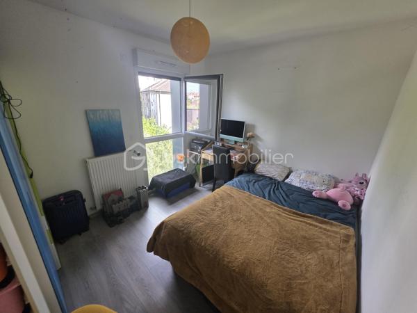 Charmant trois pièces duplex en dernier étage avec terrasse et parking à Noisy-le-Sec.
​Découvrez cet appartement lumineux et en parfait état, situé dans une résidence récente de 2017 dans le quartier recherché de l'Angevin, à deux pas de la mairie et des commerces.
​Au premier niveau, vous trouverez une entrée, un vaste séjour avec cuisine ouverte donnant sur un balcon, une chambre, une salle de bain moderne et des WC. L'étage dessert quant à lui un palier et une grande chambre qui s'ouvre sur une magnifique terrasse sans vis-à-vis d'environ neuf mètres carrés.
​Idéal pour la vie de famille, ce bien bénéficie d'une proximité immédiate avec le RER E, le tramway T1 et plusieurs lignes de bus.
​Pour compléter le tout, une place de parking est rattachée à l'appartement.
Copro de 38 lots - 
DPE / C 90 -  C / 17
charges Copro 1 600 € - Annuel 
Taxe Foncière : 1 900 €
Une visite S'impose.
Contacter moi.