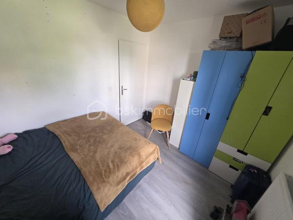 Charmant trois pièces duplex en dernier étage avec terrasse et parking à Noisy-le-Sec.
​Découvrez cet appartement lumineux et en parfait état, situé dans une résidence récente de 2017 dans le quartier recherché de l'Angevin, à deux pas de la mairie et des commerces.
​Au premier niveau, vous trouverez une entrée, un vaste séjour avec cuisine ouverte donnant sur un balcon, une chambre, une salle de bain moderne et des WC. L'étage dessert quant à lui un palier et une grande chambre qui s'ouvre sur une magnifique terrasse sans vis-à-vis d'environ neuf mètres carrés.
​Idéal pour la vie de famille, ce bien bénéficie d'une proximité immédiate avec le RER E, le tramway T1 et plusieurs lignes de bus.
​Pour compléter le tout, une place de parking est rattachée à l'appartement.
Copro de 38 lots - 
DPE / C 90 -  C / 17
charges Copro 1 600 € - Annuel 
Taxe Foncière : 1 900 €
Une visite S'impose.
Contacter moi.