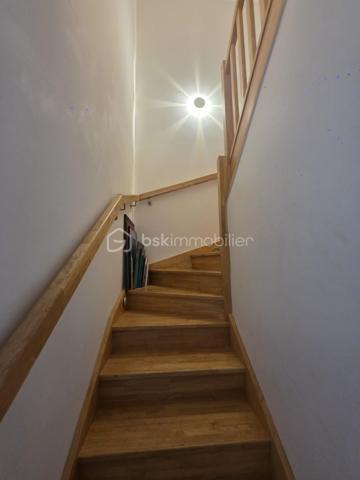 Charmant trois pièces duplex en dernier étage avec terrasse et parking à Noisy-le-Sec.
​Découvrez cet appartement lumineux et en parfait état, situé dans une résidence récente de 2017 dans le quartier recherché de l'Angevin, à deux pas de la mairie et des commerces.
​Au premier niveau, vous trouverez une entrée, un vaste séjour avec cuisine ouverte donnant sur un balcon, une chambre, une salle de bain moderne et des WC. L'étage dessert quant à lui un palier et une grande chambre qui s'ouvre sur une magnifique terrasse sans vis-à-vis d'environ neuf mètres carrés.
​Idéal pour la vie de famille, ce bien bénéficie d'une proximité immédiate avec le RER E, le tramway T1 et plusieurs lignes de bus.
​Pour compléter le tout, une place de parking est rattachée à l'appartement.
Copro de 38 lots - 
DPE / C 90 -  C / 17
charges Copro 1 600 € - Annuel 
Taxe Foncière : 1 900 €
Une visite S'impose.
Contacter moi.
