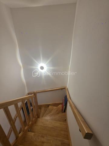 Charmant trois pièces duplex en dernier étage avec terrasse et parking à Noisy-le-Sec.
​Découvrez cet appartement lumineux et en parfait état, situé dans une résidence récente de 2017 dans le quartier recherché de l'Angevin, à deux pas de la mairie et des commerces.
​Au premier niveau, vous trouverez une entrée, un vaste séjour avec cuisine ouverte donnant sur un balcon, une chambre, une salle de bain moderne et des WC. L'étage dessert quant à lui un palier et une grande chambre qui s'ouvre sur une magnifique terrasse sans vis-à-vis d'environ neuf mètres carrés.
​Idéal pour la vie de famille, ce bien bénéficie d'une proximité immédiate avec le RER E, le tramway T1 et plusieurs lignes de bus.
​Pour compléter le tout, une place de parking est rattachée à l'appartement.
Copro de 38 lots - 
DPE / C 90 -  C / 17
charges Copro 1 600 € - Annuel 
Taxe Foncière : 1 900 €
Une visite S'impose.
Contacter moi.