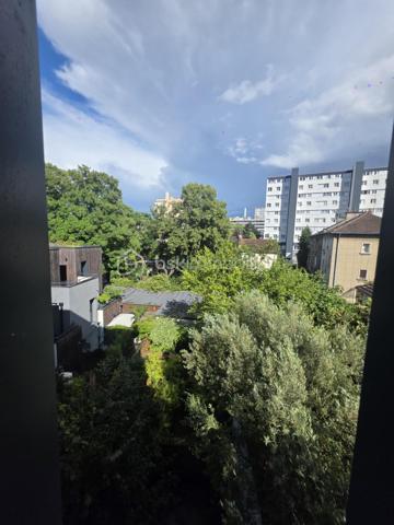 Charmant trois pièces duplex en dernier étage avec terrasse et parking à Noisy-le-Sec.
​Découvrez cet appartement lumineux et en parfait état, situé dans une résidence récente de 2017 dans le quartier recherché de l'Angevin, à deux pas de la mairie et des commerces.
​Au premier niveau, vous trouverez une entrée, un vaste séjour avec cuisine ouverte donnant sur un balcon, une chambre, une salle de bain moderne et des WC. L'étage dessert quant à lui un palier et une grande chambre qui s'ouvre sur une magnifique terrasse sans vis-à-vis d'environ neuf mètres carrés.
​Idéal pour la vie de famille, ce bien bénéficie d'une proximité immédiate avec le RER E, le tramway T1 et plusieurs lignes de bus.
​Pour compléter le tout, une place de parking est rattachée à l'appartement.
Copro de 38 lots - 
DPE / C 90 -  C / 17
charges Copro 1 600 € - Annuel 
Taxe Foncière : 1 900 €
Une visite S'impose.
Contacter moi.