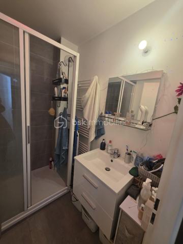 Charmant trois pièces duplex en dernier étage avec terrasse et parking à Noisy-le-Sec.
​Découvrez cet appartement lumineux et en parfait état, situé dans une résidence récente de 2017 dans le quartier recherché de l'Angevin, à deux pas de la mairie et des commerces.
​Au premier niveau, vous trouverez une entrée, un vaste séjour avec cuisine ouverte donnant sur un balcon, une chambre, une salle de bain moderne et des WC. L'étage dessert quant à lui un palier et une grande chambre qui s'ouvre sur une magnifique terrasse sans vis-à-vis d'environ neuf mètres carrés.
​Idéal pour la vie de famille, ce bien bénéficie d'une proximité immédiate avec le RER E, le tramway T1 et plusieurs lignes de bus.
​Pour compléter le tout, une place de parking est rattachée à l'appartement.
Copro de 38 lots - 
DPE / C 90 -  C / 17
charges Copro 1 600 € - Annuel 
Taxe Foncière : 1 900 €
Une visite S'impose.
Contacter moi.