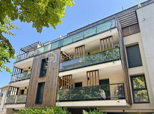 Charmant trois pièces duplex en dernier étage avec terrasse et parking à Noisy-le-Sec.
​Découvrez cet appartement lumineux et en parfait état, situé dans une résidence récente de 2017 dans le quartier recherché de l'Angevin, à deux pas de la mairie et des commerces.
​Au premier niveau, vous trouverez une entrée, un vaste séjour avec cuisine ouverte donnant sur un balcon, une chambre, une salle de bain moderne et des WC. L'étage dessert quant à lui un palier et une grande chambre qui s'ouvre sur une magnifique terrasse sans vis-à-vis d'environ neuf mètres carrés.
​Idéal pour la vie de famille, ce bien bénéficie d'une proximité immédiate avec le RER E, le tramway T1 et plusieurs lignes de bus.
​Pour compléter le tout, une place de parking est rattachée à l'appartement.
Copro de 38 lots - 
DPE / C 90 -  C / 17
charges Copro 1 600 € - Annuel 
Taxe Foncière : 1 900 €
Une visite S'impose.
Contacter moi.