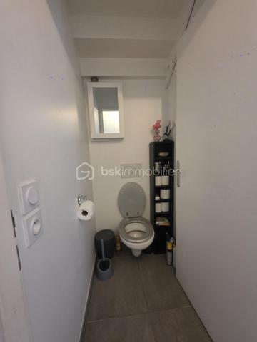 Charmant trois pièces duplex en dernier étage avec terrasse et parking à Noisy-le-Sec.
​Découvrez cet appartement lumineux et en parfait état, situé dans une résidence récente de 2017 dans le quartier recherché de l'Angevin, à deux pas de la mairie et des commerces.
​Au premier niveau, vous trouverez une entrée, un vaste séjour avec cuisine ouverte donnant sur un balcon, une chambre, une salle de bain moderne et des WC. L'étage dessert quant à lui un palier et une grande chambre qui s'ouvre sur une magnifique terrasse sans vis-à-vis d'environ neuf mètres carrés.
​Idéal pour la vie de famille, ce bien bénéficie d'une proximité immédiate avec le RER E, le tramway T1 et plusieurs lignes de bus.
​Pour compléter le tout, une place de parking est rattachée à l'appartement.
Copro de 38 lots - 
DPE / C 90 -  C / 17
charges Copro 1 600 € - Annuel 
Taxe Foncière : 1 900 €
Une visite S'impose.
Contacter moi.