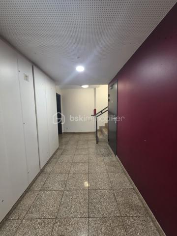 Charmant trois pièces duplex en dernier étage avec terrasse et parking à Noisy-le-Sec.
​Découvrez cet appartement lumineux et en parfait état, situé dans une résidence récente de 2017 dans le quartier recherché de l'Angevin, à deux pas de la mairie et des commerces.
​Au premier niveau, vous trouverez une entrée, un vaste séjour avec cuisine ouverte donnant sur un balcon, une chambre, une salle de bain moderne et des WC. L'étage dessert quant à lui un palier et une grande chambre qui s'ouvre sur une magnifique terrasse sans vis-à-vis d'environ neuf mètres carrés.
​Idéal pour la vie de famille, ce bien bénéficie d'une proximité immédiate avec le RER E, le tramway T1 et plusieurs lignes de bus.
​Pour compléter le tout, une place de parking est rattachée à l'appartement.
Copro de 38 lots - 
DPE / C 90 -  C / 17
charges Copro 1 600 € - Annuel 
Taxe Foncière : 1 900 €
Une visite S'impose.
Contacter moi.