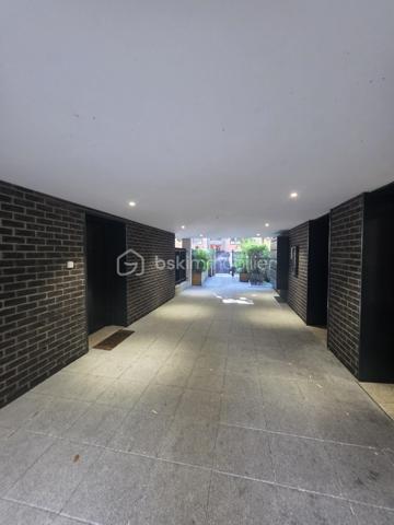 Charmant trois pièces duplex en dernier étage avec terrasse et parking à Noisy-le-Sec.
​Découvrez cet appartement lumineux et en parfait état, situé dans une résidence récente de 2017 dans le quartier recherché de l'Angevin, à deux pas de la mairie et des commerces.
​Au premier niveau, vous trouverez une entrée, un vaste séjour avec cuisine ouverte donnant sur un balcon, une chambre, une salle de bain moderne et des WC. L'étage dessert quant à lui un palier et une grande chambre qui s'ouvre sur une magnifique terrasse sans vis-à-vis d'environ neuf mètres carrés.
​Idéal pour la vie de famille, ce bien bénéficie d'une proximité immédiate avec le RER E, le tramway T1 et plusieurs lignes de bus.
​Pour compléter le tout, une place de parking est rattachée à l'appartement.
Copro de 38 lots - 
DPE / C 90 -  C / 17
charges Copro 1 600 € - Annuel 
Taxe Foncière : 1 900 €
Une visite S'impose.
Contacter moi.