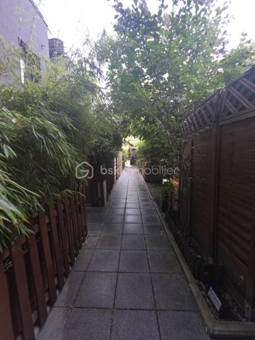 Charmant trois pièces duplex en dernier étage avec terrasse et parking à Noisy-le-Sec.
​Découvrez cet appartement lumineux et en parfait état, situé dans une résidence récente de 2017 dans le quartier recherché de l'Angevin, à deux pas de la mairie et des commerces.
​Au premier niveau, vous trouverez une entrée, un vaste séjour avec cuisine ouverte donnant sur un balcon, une chambre, une salle de bain moderne et des WC. L'étage dessert quant à lui un palier et une grande chambre qui s'ouvre sur une magnifique terrasse sans vis-à-vis d'environ neuf mètres carrés.
​Idéal pour la vie de famille, ce bien bénéficie d'une proximité immédiate avec le RER E, le tramway T1 et plusieurs lignes de bus.
​Pour compléter le tout, une place de parking est rattachée à l'appartement.
Copro de 38 lots - 
DPE / C 90 -  C / 17
charges Copro 1 600 € - Annuel 
Taxe Foncière : 1 900 €
Une visite S'impose.
Contacter moi.