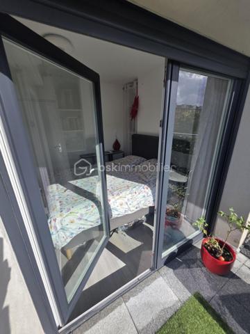 Charmant trois pièces duplex en dernier étage avec terrasse et parking à Noisy-le-Sec.
​Découvrez cet appartement lumineux et en parfait état, situé dans une résidence récente de 2017 dans le quartier recherché de l'Angevin, à deux pas de la mairie et des commerces.
​Au premier niveau, vous trouverez une entrée, un vaste séjour avec cuisine ouverte donnant sur un balcon, une chambre, une salle de bain moderne et des WC. L'étage dessert quant à lui un palier et une grande chambre qui s'ouvre sur une magnifique terrasse sans vis-à-vis d'environ neuf mètres carrés.
​Idéal pour la vie de famille, ce bien bénéficie d'une proximité immédiate avec le RER E, le tramway T1 et plusieurs lignes de bus.
​Pour compléter le tout, une place de parking est rattachée à l'appartement.
Copro de 38 lots - 
DPE / C 90 -  C / 17
charges Copro 1 600 € - Annuel 
Taxe Foncière : 1 900 €
Une visite S'impose.
Contacter moi.