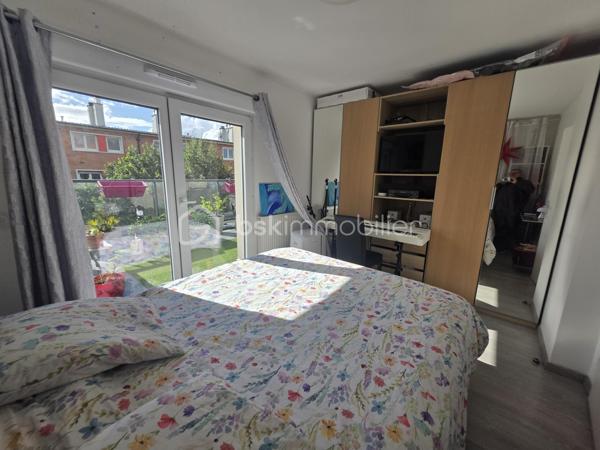 Charmant trois pièces duplex en dernier étage avec terrasse et parking à Noisy-le-Sec.
​Découvrez cet appartement lumineux et en parfait état, situé dans une résidence récente de 2017 dans le quartier recherché de l'Angevin, à deux pas de la mairie et des commerces.
​Au premier niveau, vous trouverez une entrée, un vaste séjour avec cuisine ouverte donnant sur un balcon, une chambre, une salle de bain moderne et des WC. L'étage dessert quant à lui un palier et une grande chambre qui s'ouvre sur une magnifique terrasse sans vis-à-vis d'environ neuf mètres carrés.
​Idéal pour la vie de famille, ce bien bénéficie d'une proximité immédiate avec le RER E, le tramway T1 et plusieurs lignes de bus.
​Pour compléter le tout, une place de parking est rattachée à l'appartement.
Copro de 38 lots - 
DPE / C 90 -  C / 17
charges Copro 1 600 € - Annuel 
Taxe Foncière : 1 900 €
Une visite S'impose.
Contacter moi.