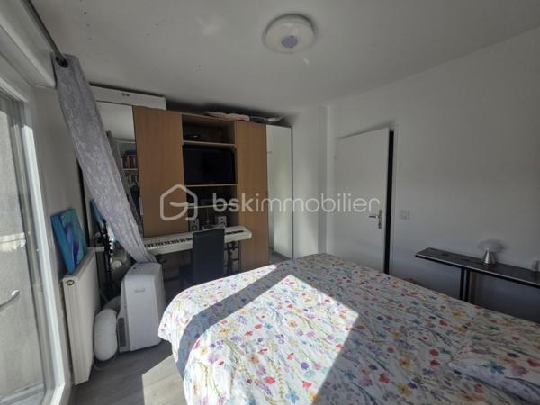 Charmant trois pièces duplex en dernier étage avec terrasse et parking à Noisy-le-Sec.
​Découvrez cet appartement lumineux et en parfait état, situé dans une résidence récente de 2017 dans le quartier recherché de l'Angevin, à deux pas de la mairie et des commerces.
​Au premier niveau, vous trouverez une entrée, un vaste séjour avec cuisine ouverte donnant sur un balcon, une chambre, une salle de bain moderne et des WC. L'étage dessert quant à lui un palier et une grande chambre qui s'ouvre sur une magnifique terrasse sans vis-à-vis d'environ neuf mètres carrés.
​Idéal pour la vie de famille, ce bien bénéficie d'une proximité immédiate avec le RER E, le tramway T1 et plusieurs lignes de bus.
​Pour compléter le tout, une place de parking est rattachée à l'appartement.
Copro de 38 lots - 
DPE / C 90 -  C / 17
charges Copro 1 600 € - Annuel 
Taxe Foncière : 1 900 €
Une visite S'impose.
Contacter moi.