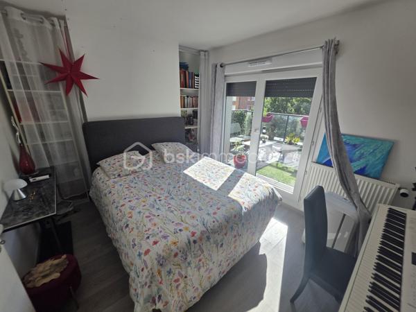 Charmant trois pièces duplex en dernier étage avec terrasse et parking à Noisy-le-Sec.
​Découvrez cet appartement lumineux et en parfait état, situé dans une résidence récente de 2017 dans le quartier recherché de l'Angevin, à deux pas de la mairie et des commerces.
​Au premier niveau, vous trouverez une entrée, un vaste séjour avec cuisine ouverte donnant sur un balcon, une chambre, une salle de bain moderne et des WC. L'étage dessert quant à lui un palier et une grande chambre qui s'ouvre sur une magnifique terrasse sans vis-à-vis d'environ neuf mètres carrés.
​Idéal pour la vie de famille, ce bien bénéficie d'une proximité immédiate avec le RER E, le tramway T1 et plusieurs lignes de bus.
​Pour compléter le tout, une place de parking est rattachée à l'appartement.
Copro de 38 lots - 
DPE / C 90 -  C / 17
charges Copro 1 600 € - Annuel 
Taxe Foncière : 1 900 €
Une visite S'impose.
Contacter moi.