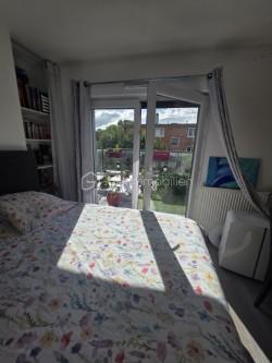 Charmant trois pièces duplex en dernier étage avec terrasse et parking à Noisy-le-Sec.
​Découvrez cet appartement lumineux et en parfait état, situé dans une résidence récente de 2017 dans le quartier recherché de l'Angevin, à deux pas de la mairie et des commerces.
​Au premier niveau, vous trouverez une entrée, un vaste séjour avec cuisine ouverte donnant sur un balcon, une chambre, une salle de bain moderne et des WC. L'étage dessert quant à lui un palier et une grande chambre qui s'ouvre sur une magnifique terrasse sans vis-à-vis d'environ neuf mètres carrés.
​Idéal pour la vie de famille, ce bien bénéficie d'une proximité immédiate avec le RER E, le tramway T1 et plusieurs lignes de bus.
​Pour compléter le tout, une place de parking est rattachée à l'appartement.
Copro de 38 lots - 
DPE / C 90 -  C / 17
charges Copro 1 600 € - Annuel 
Taxe Foncière : 1 900 €
Une visite S'impose.
Contacter moi.