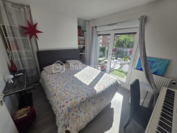 Charmant trois pièces duplex en dernier étage avec terrasse et parking à Noisy-le-Sec.
​Découvrez cet appartement lumineux et en parfait état, situé dans une résidence récente de 2017 dans le quartier recherché de l'Angevin, à deux pas de la mairie et des commerces.
​Au premier niveau, vous trouverez une entrée, un vaste séjour avec cuisine ouverte donnant sur un balcon, une chambre, une salle de bain moderne et des WC. L'étage dessert quant à lui un palier et une grande chambre qui s'ouvre sur une magnifique terrasse sans vis-à-vis d'environ neuf mètres carrés.
​Idéal pour la vie de famille, ce bien bénéficie d'une proximité immédiate avec le RER E, le tramway T1 et plusieurs lignes de bus.
​Pour compléter le tout, une place de parking est rattachée à l'appartement.
Copro de 38 lots - 
DPE / C 90 -  C / 17
charges Copro 1 600 € - Annuel 
Taxe Foncière : 1 900 €
Une visite S'impose.
Contacter moi.