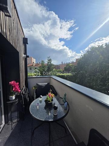 Charmant trois pièces duplex en dernier étage avec terrasse et parking à Noisy-le-Sec.
​Découvrez cet appartement lumineux et en parfait état, situé dans une résidence récente de 2017 dans le quartier recherché de l'Angevin, à deux pas de la mairie et des commerces.
​Au premier niveau, vous trouverez une entrée, un vaste séjour avec cuisine ouverte donnant sur un balcon, une chambre, une salle de bain moderne et des WC. L'étage dessert quant à lui un palier et une grande chambre qui s'ouvre sur une magnifique terrasse sans vis-à-vis d'environ neuf mètres carrés.
​Idéal pour la vie de famille, ce bien bénéficie d'une proximité immédiate avec le RER E, le tramway T1 et plusieurs lignes de bus.
​Pour compléter le tout, une place de parking est rattachée à l'appartement.
Copro de 38 lots - 
DPE / C 90 -  C / 17
charges Copro 1 600 € - Annuel 
Taxe Foncière : 1 900 €
Une visite S'impose.
Contacter moi.