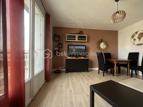 Idéalement situé à Fougères, au sein d’une petite copropriété calme, au 3ème et dernier étage, un appartement de type 2 lumineux avec vue dégagée. 
Il comprenant une entrée avec placard, un salon/séjour, une cuisine aménagée et équipée, une chambre et une salle de bains avec wc.
Une cave et une place de parking complètent l’ensemble.
Menuiseries PVC double vitrage récentes, chauffage gaz, fibre.
Le tout décoré avec soin et bien entretenu !