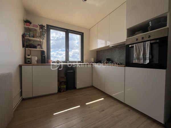Idéalement situé à Fougères, au sein d’une petite copropriété calme, au 3ème et dernier étage, un appartement de type 2 lumineux avec vue dégagée. 
Il comprenant une entrée avec placard, un salon/séjour, une cuisine aménagée et équipée, une chambre et une salle de bains avec wc.
Une cave et une place de parking complètent l’ensemble.
Menuiseries PVC double vitrage récentes, chauffage gaz, fibre.
Le tout décoré avec soin et bien entretenu !