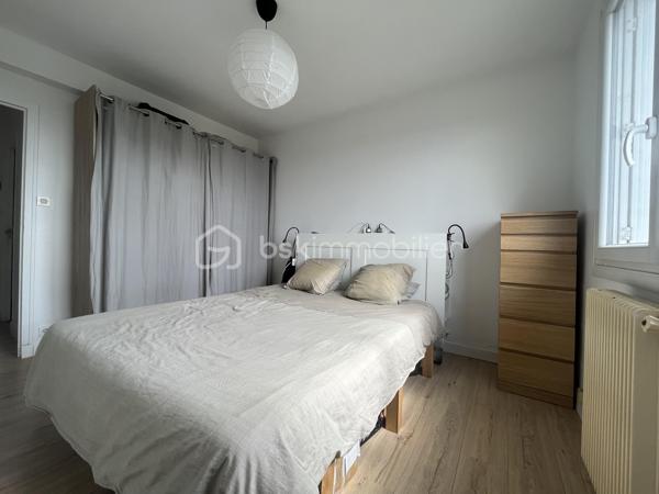 Idéalement situé à Fougères, au sein d’une petite copropriété calme, au 3ème et dernier étage, un appartement de type 2 lumineux avec vue dégagée. 
Il comprenant une entrée avec placard, un salon/séjour, une cuisine aménagée et équipée, une chambre et une salle de bains avec wc.
Une cave et une place de parking complètent l’ensemble.
Menuiseries PVC double vitrage récentes, chauffage gaz, fibre.
Le tout décoré avec soin et bien entretenu !