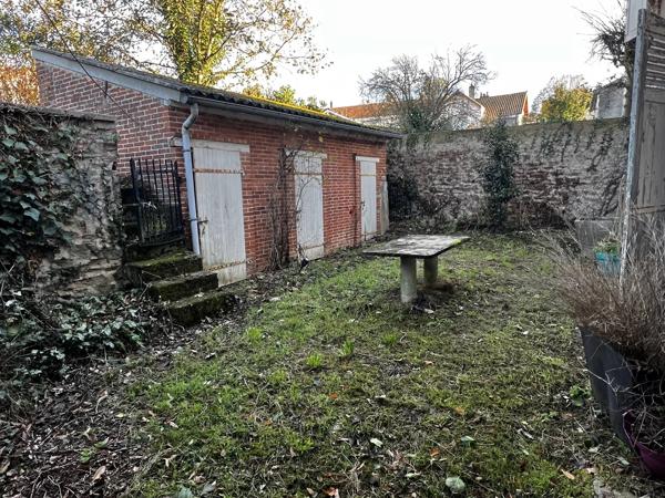 Imposante maison individuelle à rénover au centre-ville