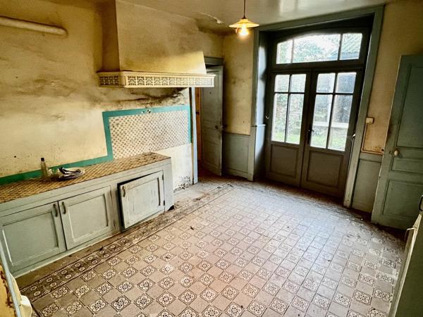 Imposante maison individuelle à rénover au centre-ville