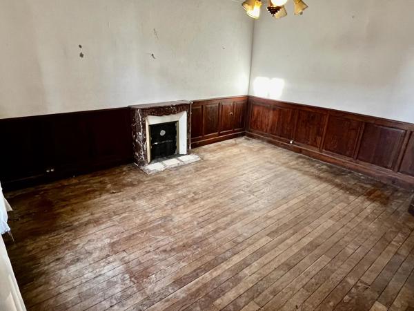Imposante maison individuelle à rénover au centre-ville