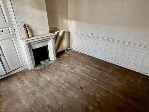 Imposante maison individuelle à rénover au centre-ville