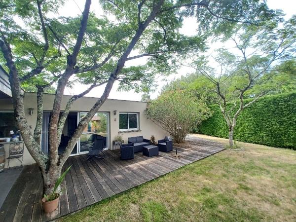 33440 AMBARES ET LAGRAVE - Maison 167 m²  de plain pied 7 pièces  A VENDRE