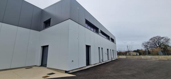 LOCAL COMMERCIAL NEUF AVEC NOMBREUX STATIONNEMENT - CLIMATISATION - CLOTURE