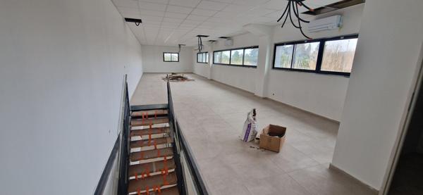 LOCAL COMMERCIAL NEUF AVEC NOMBREUX STATIONNEMENT - CLIMATISATION - CLOTURE