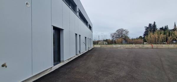 LOCAL COMMERCIAL NEUF AVEC NOMBREUX STATIONNEMENT - CLIMATISATION - CLOTURE