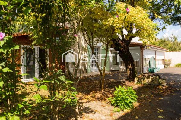 Maison avec port privé sur conche (petit canal)