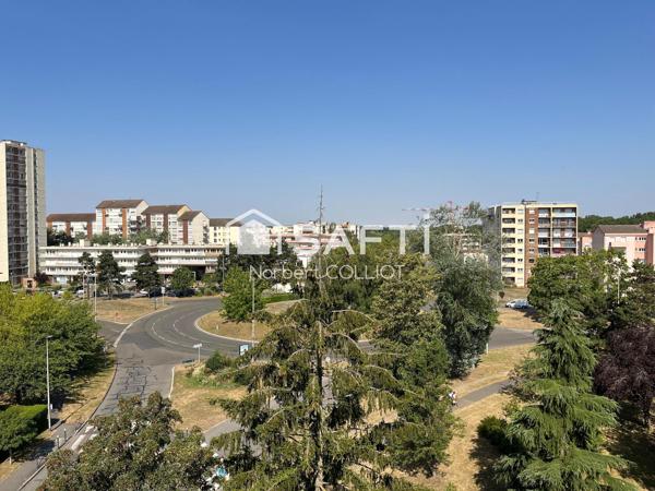 Studio rénové, dernier étage, fort rendement locatif