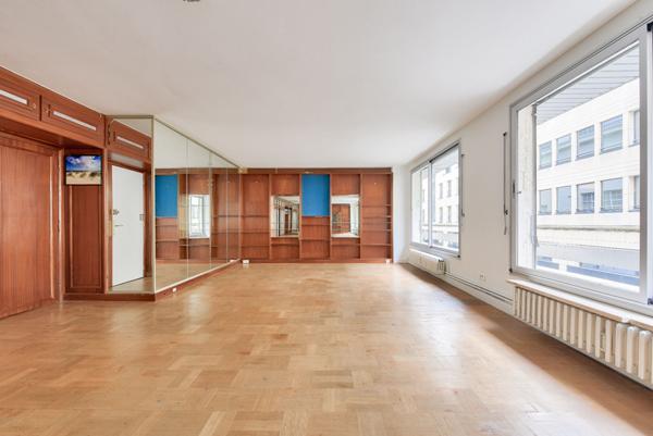 Adresse d'exception au pied de la Tour Eiffel !