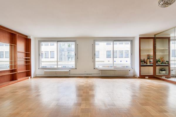 Adresse d'exception au pied de la Tour Eiffel !