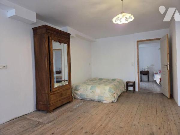 VILLAINES-LA-JUHEL centre (53), maison d'habitation en pierres comprenant :
salon/séjour (+ ch...