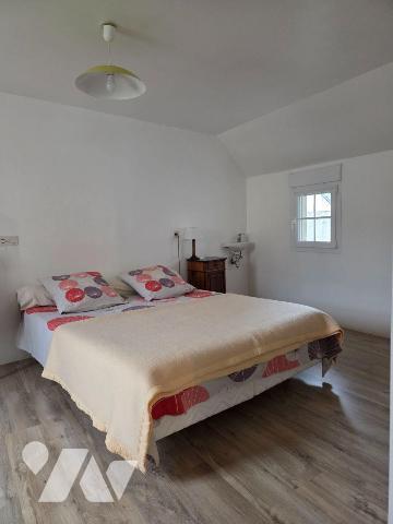 VILLAINES-LA-JUHEL centre (53), maison d'habitation en pierres comprenant :
salon/séjour (+ ch...