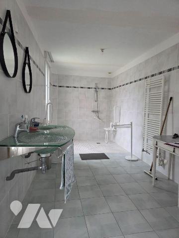 VILLAINES-LA-JUHEL centre (53), maison d'habitation en pierres comprenant :
salon/séjour (+ ch...