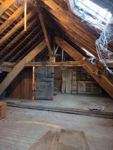 VILLAINES-LA-JUHEL centre (53), maison d'habitation en pierres comprenant :
salon/séjour (+ ch...