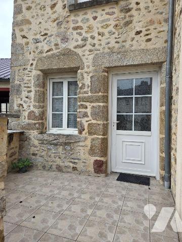 VILLAINES-LA-JUHEL centre (53), maison d'habitation en pierres comprenant :
salon/séjour (+ ch...