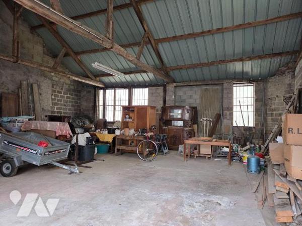 VILLAINES-LA-JUHEL centre (53), maison d'habitation en pierres comprenant :
salon/séjour (+ ch...