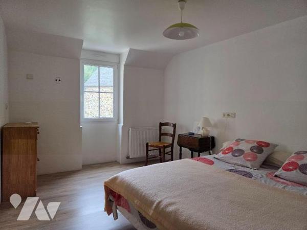 VILLAINES-LA-JUHEL centre (53), maison d'habitation en pierres comprenant :
salon/séjour (+ ch...