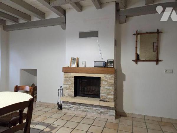 VILLAINES-LA-JUHEL centre (53), maison d'habitation en pierres comprenant :
salon/séjour (+ ch...